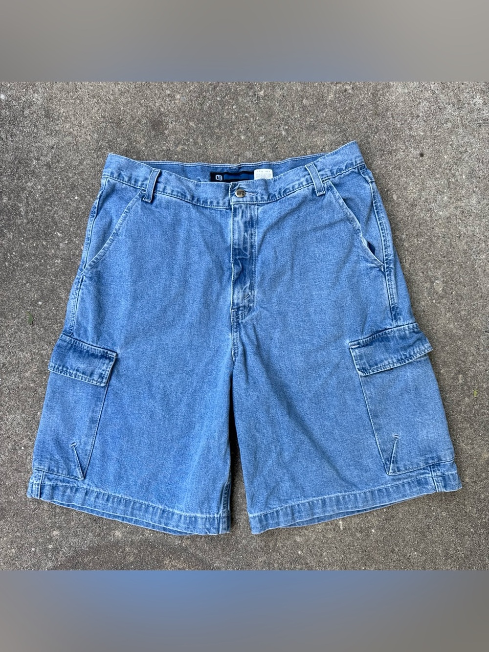 Vintage Levi’s Denim Cargo Shorts Size 33 Baggy Y2K 2000s